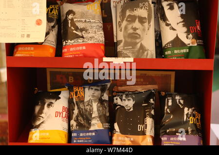 "Lyrics: 1961-2012" durch amerikanische Künstler Bob Dylan mit dem Paket von Bob Dylan - themed Potato Chip Taschen in acht verschiedenen "Aromen" sind für s Stockfoto