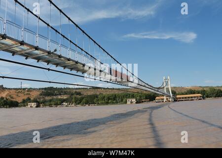 Ansicht der 3D-Glas Brücke über den Gelben Fluss innen Shapotou touristische Zone in Zhongwei Stadt im Nordwesten Chinas Ningxia Hui autonomen Reg Stockfoto