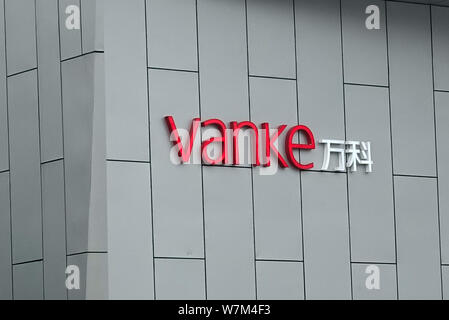 ---- Ein Logo von Vanke ist auf einem Gebäude in einem Wohnviertel von Vanke in Qingdao Stadt entwickelt, der ostchinesischen Provinz Shandong, vom 29. Juli 201 Stockfoto