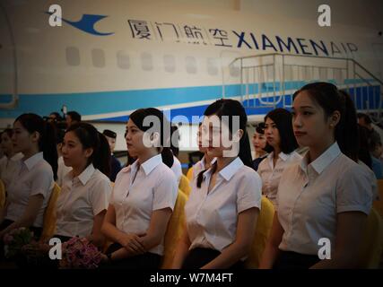 Stewardessen der ersten Charge von Xiamen Airlines Taiwan Cabin Crew nehmen an der Induktion Zeremonie in Xiamen Stadt im Südosten der chinesischen Provinz Fujian, Stockfoto