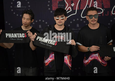 Taiwanesische Sängerin Jay Chou, Mitte, nimmt an der Eröffnung einer neuen Premium Fashion Store seiner Streetwear label PHANTACi in Peking, China, 24. Stockfoto