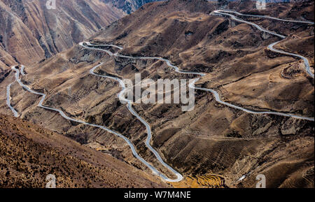 Luftaufnahme der 'Nujiang 72 Umdrehungen', einem Abschnitt der kurvenreiche Straße mit 72 Kurven entlang der Sichuan-Tibet Highway in der Nähe des Fluß Nujiang Basu (Baxoi) Stockfoto