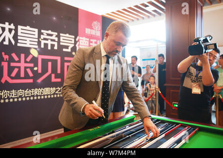 Pensionierter schottischer Snookerspieler Stephen Hendry Zeichen autography für Fans während einer Pressekonferenz für 2017 Shijiazhuang Chinesische 8-Ball International Stockfoto