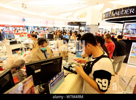 - - - - Kunden, von denen die meisten Chinesen sind, sind Einkaufen für Kosmetik bei einem Duty Free Shop in Bangkok, Thailand, 16. Februar 2016. Ab S Stockfoto