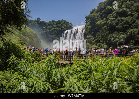 Touristen Masse die Huangguoshu Wasserfall malerischen Ort auf einem heißen Tag in der Stadt Anshun, Südwesten Chinas Provinz Guizhou, 1. August 2017. Wie hoch t Stockfoto