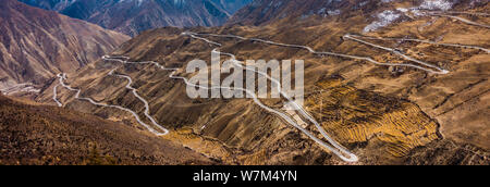 Luftaufnahme der 'Nujiang 72 Umdrehungen', einem Abschnitt der kurvenreiche Straße mit 72 Kurven entlang der Sichuan-Tibet Highway in der Nähe des Fluß Nujiang Basu (Baxoi) Stockfoto