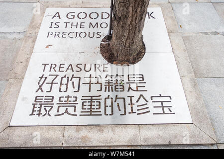 Ein Baum Grube Abdeckung mit motivierende Zitate zu lesen dekoriert ist in Chengdu City gesehen, im Südwesten Chinas Provinz Sichuan, 29. August 2017. Baum Stockfoto