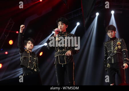 (Von links) oder Jackson Yi Yi Yangqianxi, Karry Wang oder Wang Junkai und Roy Wang oder Wang Yuan chinesischer Junge Gruppe TFBoys durchführen während des Konzerts zu Stockfoto