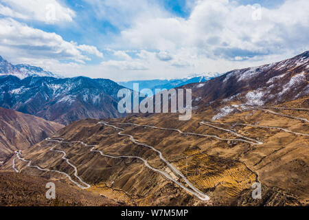 Luftaufnahme der 'Nujiang 72 Umdrehungen', einem Abschnitt der kurvenreiche Straße mit 72 Kurven entlang der Sichuan-Tibet Highway in der Nähe des Fluß Nujiang Basu (Baxoi) Stockfoto