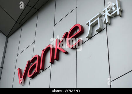 ---- Ein Logo von Vanke ist auf einem Gebäude in einem Wohnviertel von Vanke in Qingdao Stadt entwickelt, der ostchinesischen Provinz Shandong, vom 29. Juli 201 Stockfoto