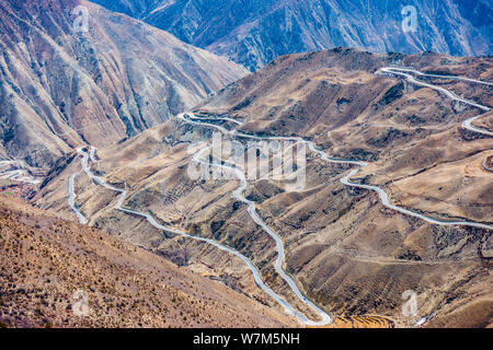 Luftaufnahme der 'Nujiang 72 Umdrehungen', einem Abschnitt der kurvenreiche Straße mit 72 Kurven entlang der Sichuan-Tibet Highway in der Nähe des Fluß Nujiang Basu (Baxoi) Stockfoto