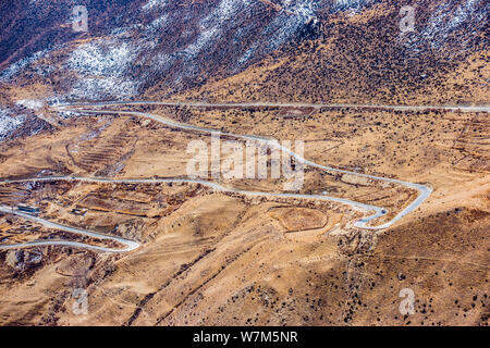 Luftaufnahme der 'Nujiang 72 Umdrehungen', einem Abschnitt der kurvenreiche Straße mit 72 Kurven entlang der Sichuan-Tibet Highway in der Nähe des Fluß Nujiang Basu (Baxoi) Stockfoto