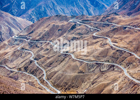 Luftaufnahme der 'Nujiang 72 Umdrehungen', einem Abschnitt der kurvenreiche Straße mit 72 Kurven entlang der Sichuan-Tibet Highway in der Nähe des Fluß Nujiang Basu (Baxoi) Stockfoto