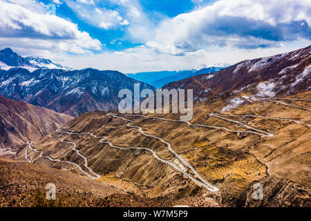 Luftaufnahme der 'Nujiang 72 Umdrehungen', einem Abschnitt der kurvenreiche Straße mit 72 Kurven entlang der Sichuan-Tibet Highway in der Nähe des Fluß Nujiang Basu (Baxoi) Stockfoto