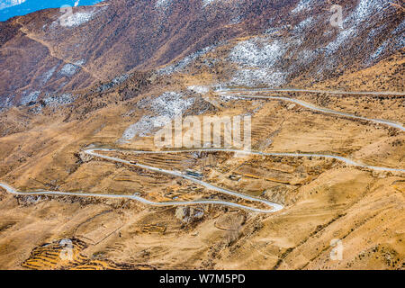 Luftaufnahme der 'Nujiang 72 Umdrehungen', einem Abschnitt der kurvenreiche Straße mit 72 Kurven entlang der Sichuan-Tibet Highway in der Nähe des Fluß Nujiang Basu (Baxoi) Stockfoto