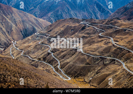 Luftaufnahme der 'Nujiang 72 Umdrehungen', einem Abschnitt der kurvenreiche Straße mit 72 Kurven entlang der Sichuan-Tibet Highway in der Nähe des Fluß Nujiang Basu (Baxoi) Stockfoto