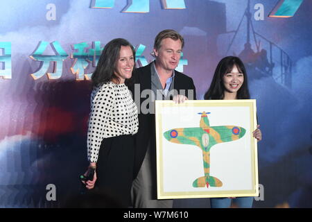 Der britische Regisseur Christopher Nolan, Mitte, und der britische Filmproduzent Emma Thomas, links, an einer Pressekonferenz für ihren neuen Film "unkirk' Stockfoto