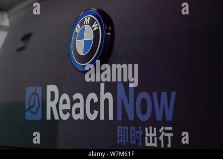 Blick auf ein Logo von BMW ¯ s ReachNow Car-sharing Service im speziellen Parkplatz in Peking, China, 19. August 2017. BMW hat ein neues Auto - shar gestartet Stockfoto