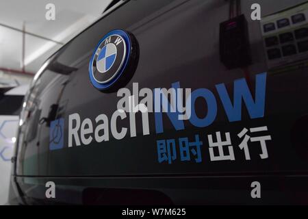 Blick auf ein Logo von BMW ¯ s ReachNow Car-sharing Service im speziellen Parkplatz in Peking, China, 19. August 2017. BMW hat ein neues Auto - shar gestartet Stockfoto