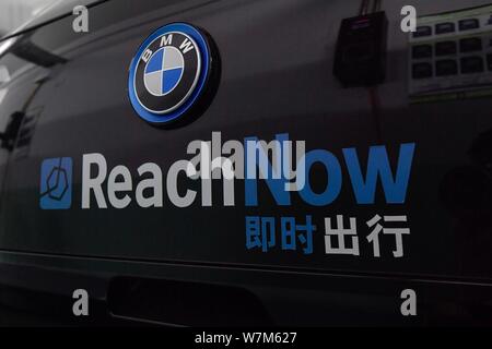 Blick auf ein Logo von BMW ¯ s ReachNow Car-sharing Service im speziellen Parkplatz in Peking, China, 19. August 2017. BMW hat ein neues Auto - shar gestartet Stockfoto
