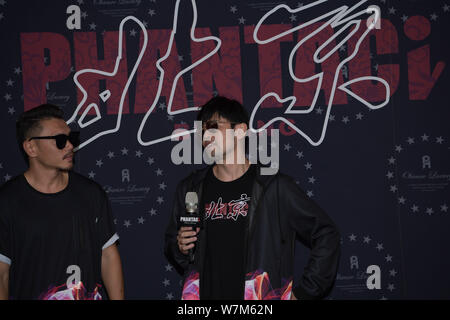 Taiwanesische Sängerin Jay Chou, rechts, nimmt an der Eröffnung einer neuen Premium Fashion Store seiner Streetwear label PHANTACi in Peking, China, 24. Stockfoto