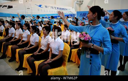 Stewardessen der ersten Charge von Xiamen Airlines Taiwan Cabin Crew nehmen an der Induktion Zeremonie in Xiamen Stadt im Südosten der chinesischen Provinz Fujian, Stockfoto