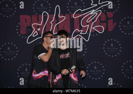 Taiwanesische Sängerin Jay Chou, rechts, nimmt an der Eröffnung einer neuen Premium Fashion Store seiner Streetwear label PHANTACi in Peking, China, 24. Stockfoto