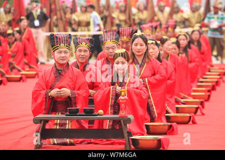 Paare der Jungvermählten im traditionellen Han Kostüme gekleidet werden, nehmen an einem Han-Stil Gruppe Trauung vor der Qixi Festival, auch als bekannt Stockfoto
