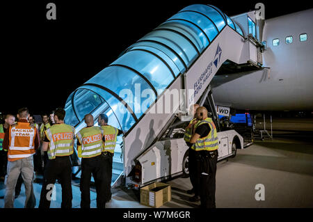 Leipzig, Deutschland. 30. Juli, 2019. Eine afghanische Polizisten am Flughafen Leipzig-Halle begleiten auf einem Chartern von Flugzeugen. 45 abgelehnte Asylbewerber auf einem speziellen Flug in die afghanische Hauptstadt Kabul (zu dpa-Geschichte: Abschiebung Flug nach Afghanistan, Datum korrigiert) Credit: Michael Kappeler/dpa/Alamy Leben Nachrichten deportiert wurden Stockfoto