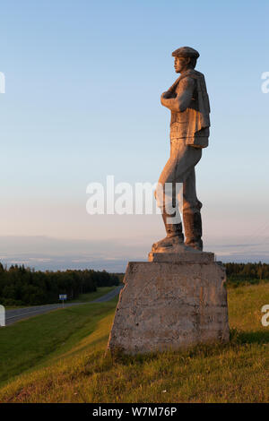 Syamzhensky Filinskaya, Bezirk, Vologda Region, Russland - Juli 8, 2019: Denkmal für einen Arbeitnehmer bei Sonnenuntergang in der Nähe der M8 Autobahn in der Nähe des Dorfes Filins Stockfoto