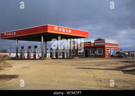 ---- Blick auf eine Tankstelle der CNPC (China National Petroleum Corporation), Muttergesellschaft von PetroChina, in Huma County, im Nordosten Chinas Heilongji Stockfoto