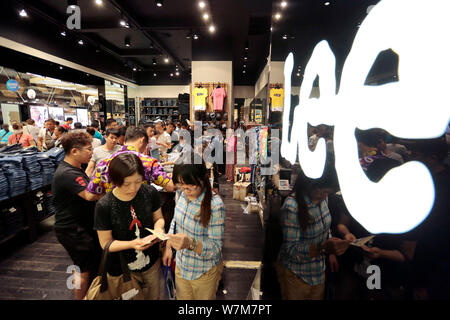 - - - - Kunden, von denen die meisten Chinesen sind, sind Einkaufsmöglichkeiten für Kleidung von Lee in einem Duty Free Shop in Bangkok, Thailand, 16. Februar 2016. Starten von f Stockfoto