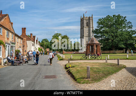 Ein Blick auf die Hauptstraße der Chocolate Box Dorf Heydon in Norfolk Stockfoto