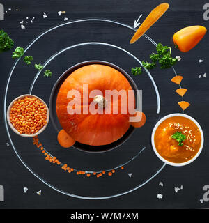 Platz Kürbis Sonnensystem mit Karotte, Paprika und Linsen Suppe. Flach Konzept der gesunden Ernährung Hintergrund, Quadrat Zusammensetzung Stockfoto