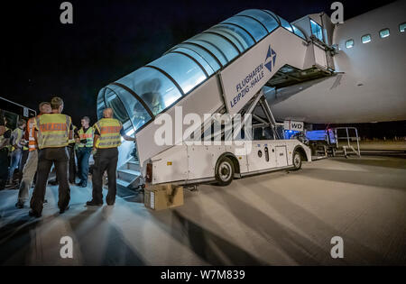 Leipzig, Deutschland. 30. Juli, 2019. Eine afghanische Polizisten am Flughafen Leipzig-Halle begleiten auf einem Chartern von Flugzeugen. 45 abgelehnte Asylbewerber auf einem speziellen Flug in die afghanische Hauptstadt Kabul (zu dpa-Geschichte: Abschiebung Flug nach Afghanistan, Datum korrigiert) Credit: Michael Kappeler/dpa/Alamy Leben Nachrichten deportiert wurden Stockfoto