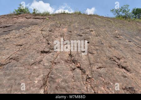 Blick auf die Fußabdrücke von Dinosauriern der sauropoden Dinosaurier aus der frühen Kreidezeit in Maotai Stadt Guiyang, Provinz Guizhou im Südwesten Chinas, 21 Au Stockfoto