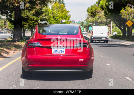 August 5, 2019 Mountain View/CA/USA - Ansicht der Rückseite rot Modell 3 Tesla Fahren auf einer Landstraße in South San Francisco Bay Area. Stockfoto