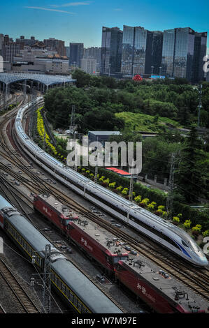 Die Blue Dolphin, Front, und die Golden Phoenix Züge von 'Fuxing 'high-speed Bullet Zug läuft auf der Pekinger ¨ CGuangzhou Eisenbahn, oder Jingguang Stockfoto