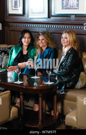 (Von links) Hong Kong Schauspielerin Carina Lau, der niederländische Designer Nikkie Plessen und englischen Modell Kate Moss besuchen eine Werbeveranstaltung für die "NIKKIE' in Shangh Stockfoto