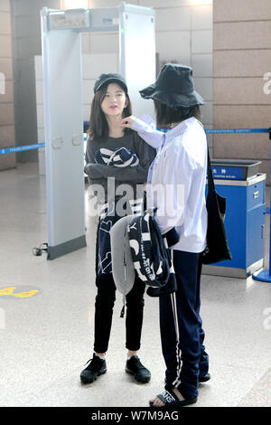 Lin Siyi, Links, und Xu Jiaqi der chinesischen Mädchen Gruppe SNH 48 sind auf dem Bild vom internationalen Flughafen Shanghai Hongqiao in Shanghai, China, 26. August 201 Stockfoto