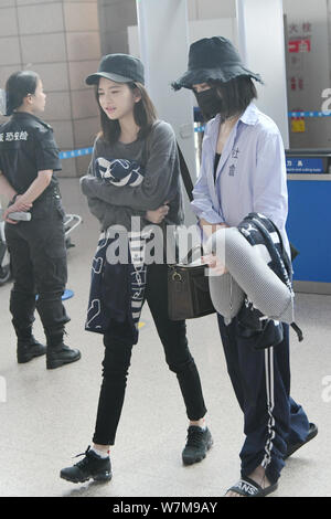 Lin Siyi, Links, und Xu Jiaqi der chinesischen Mädchen Gruppe SNH 48 sind auf dem Bild vom internationalen Flughafen Shanghai Hongqiao in Shanghai, China, 26. August 201 Stockfoto