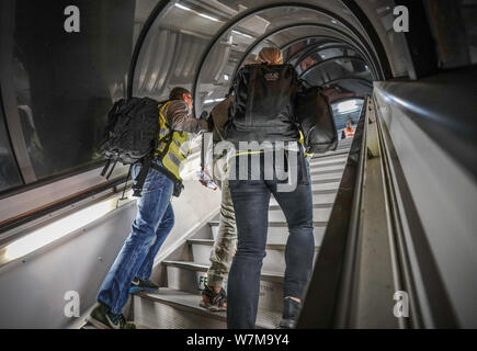 Leipzig, Deutschland. 30. Juli, 2019. Eine afghanische Polizisten am Flughafen Leipzig-Halle begleiten auf einem Chartern von Flugzeugen. 45 abgelehnte Asylbewerber auf der Flucht in die afghanische Hauptstadt Kabul deportiert wurden. (Dpa Geschichte: Abschiebung Flug nach Afghanistan, Datum korrigiert) Credit: Michael Kappeler/dpa/Alamy leben Nachrichten Stockfoto