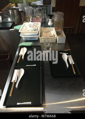 Anzeigen von Geschirr zu einem Lanzhou Rindfleisch Hand zog noodle Restaurant von mazilu Rindfleisch Nudeln in Chiyoda, Tokio, Japan, 24. August 2017. Japanische Kunden Stockfoto
