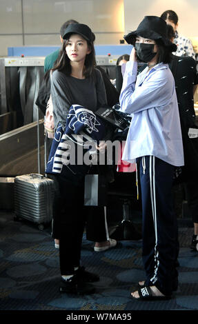 Lin Siyi, Links, und Xu Jiaqi der chinesischen Mädchen Gruppe SNH 48 sind auf dem Bild vom internationalen Flughafen Shanghai Hongqiao in Shanghai, China, 26. August 201 Stockfoto