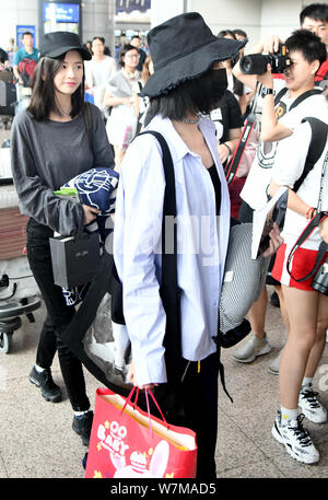 Lin Siyi, Links, und Xu Jiaqi der chinesischen Mädchen Gruppe SNH 48 sind auf dem Bild vom internationalen Flughafen Shanghai Hongqiao in Shanghai, China, 26. August 201 Stockfoto