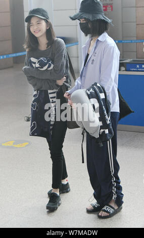 Lin Siyi, Links, und Xu Jiaqi der chinesischen Mädchen Gruppe SNH 48 sind auf dem Bild vom internationalen Flughafen Shanghai Hongqiao in Shanghai, China, 26. August 201 Stockfoto