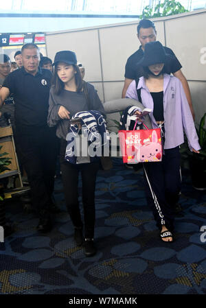 Lin Siyi, Links, und Xu Jiaqi der chinesischen Mädchen Gruppe SNH 48 sind auf dem Bild vom internationalen Flughafen Shanghai Hongqiao in Shanghai, China, 26. August 201 Stockfoto