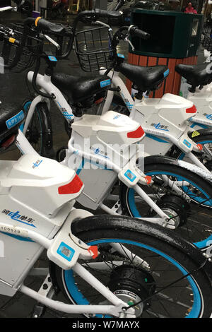 Fahrräder der Chinesischen e-bike-sharing service Qidian werden auf einer Straße in Shanghai, China, 5. August 2017 gesäumt. Fahrräder der Chinesischen elektrische bi Stockfoto