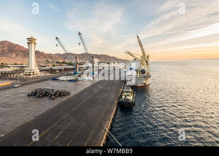 Aqaba, Jordanien - November 6, 2017: Blick auf die Fracht Hafen von Aqaba. Die Lage des Hafen zwischen Afrika und dem Nahen Osten. Stockfoto