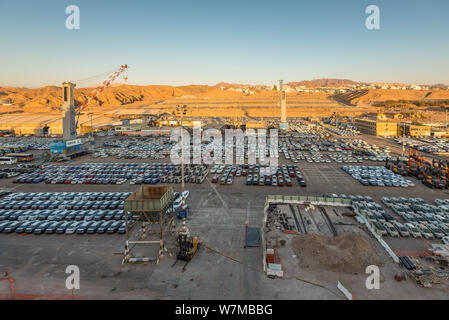 Eilat, Israel - 7 November, 2017: Cargo port und neue Autos für Verkauf in Israel Eilat, Israel. Eilat befindet sich an der Küste des Roten Meeres entfernt. Stockfoto